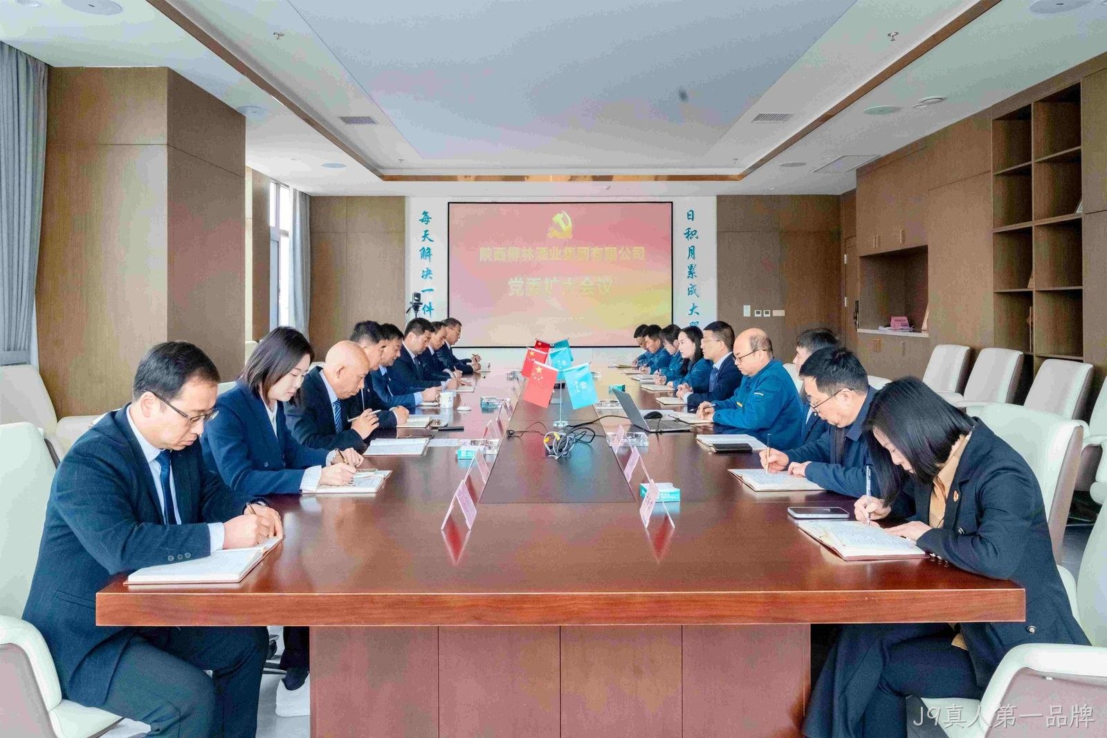 学思想 强党性 重实践 促发展 |替换词党委传达学习全国两会精神和中央八项规定精神